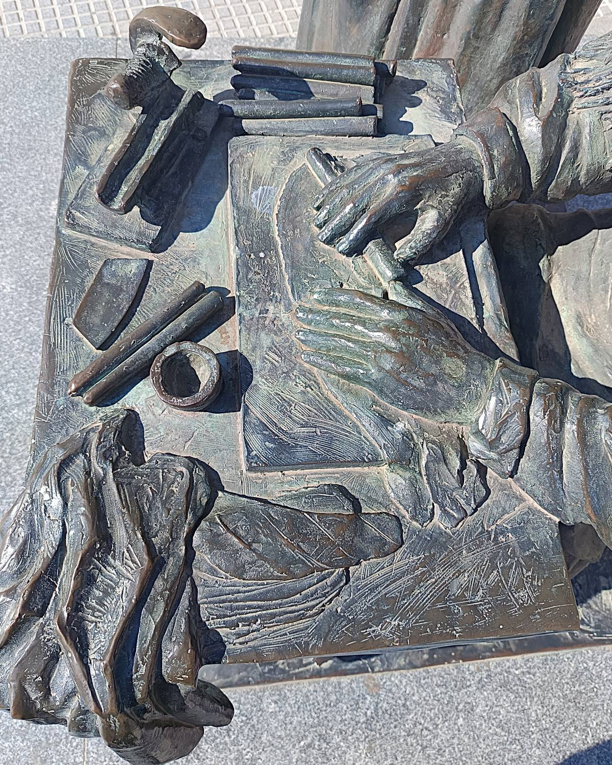 Monumento a las Cigarreras, detalle herramientas de trabajo. - Monumento a las Cigarreras, detalle herramientas de trabajo.