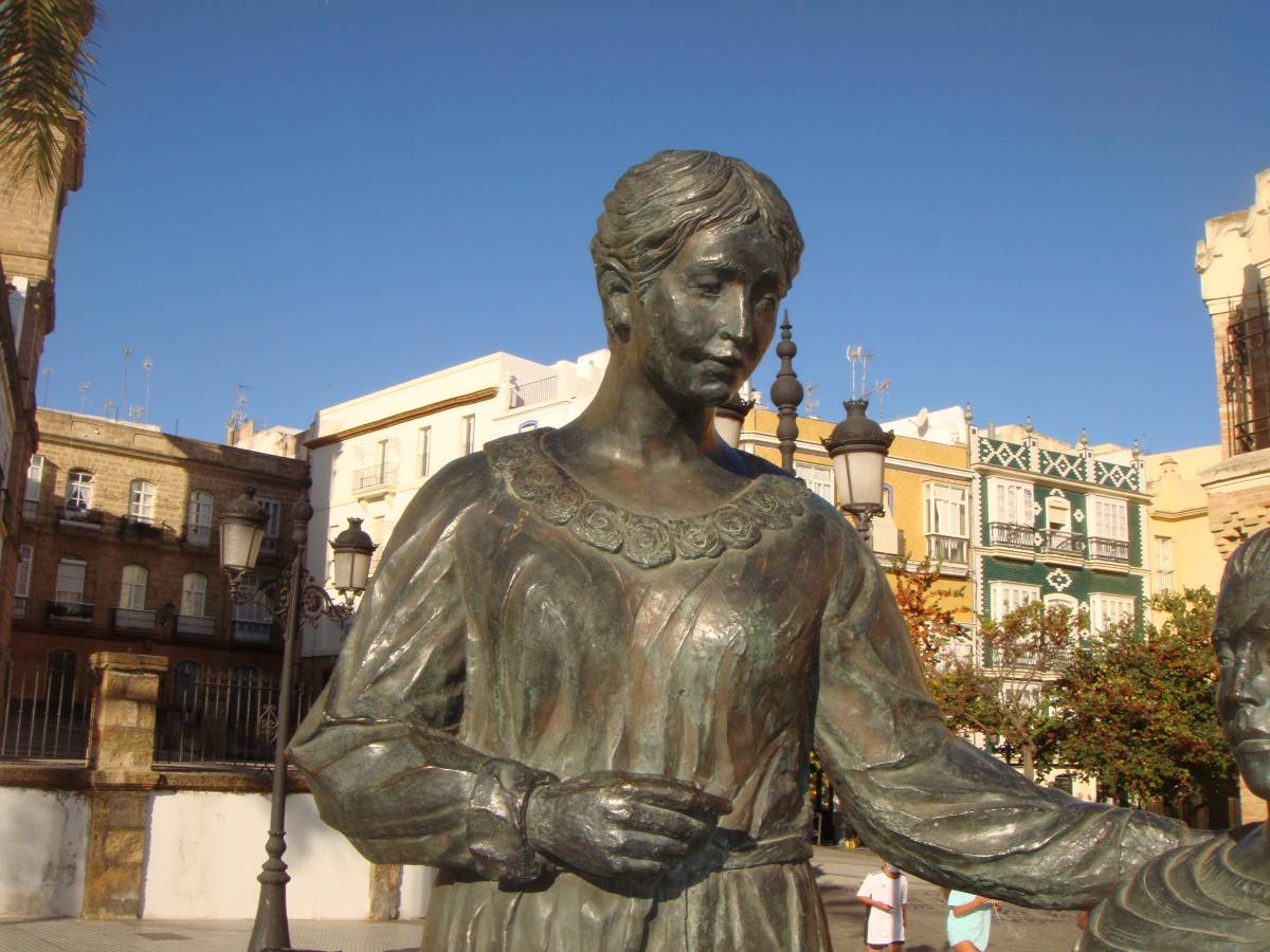 Monumento a las Cigarreras, detalle mujer de pie. - Monumento a las Cigarreras, detalle mujer de pie.