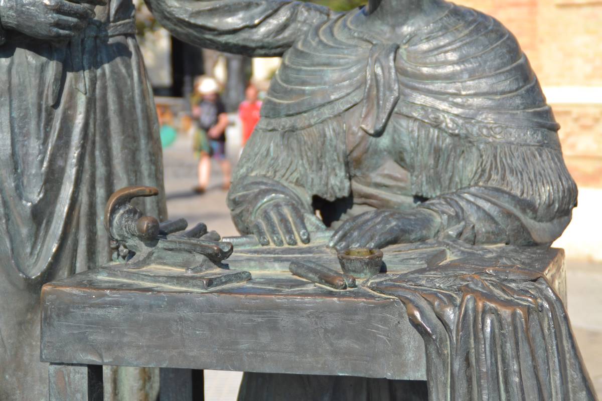 Monumento a las Cigarreras, detalle texturas y drapeado. - Monumento a las Cigarreras, detalle texturas y drapeado.