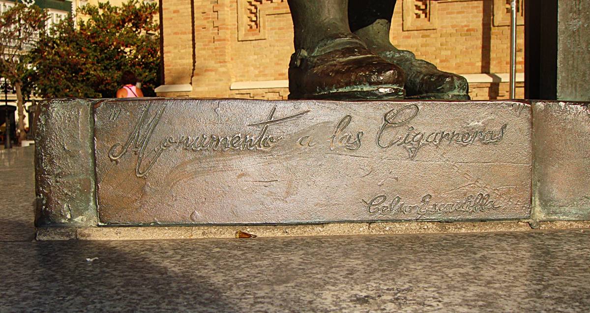 Placa identificativa derecha. - Placa identificativa derecha.