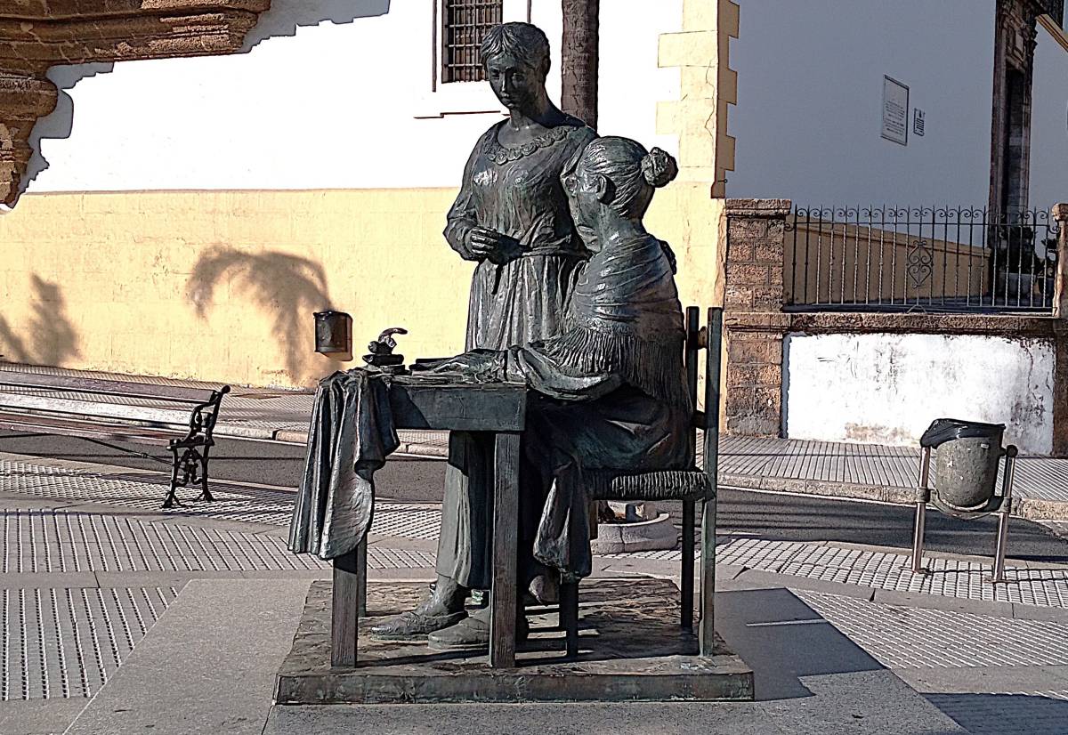 Monumento a las Cigarreras, vista lateral izquierda. - Monumento a las Cigarreras, vista lateral izquierda.