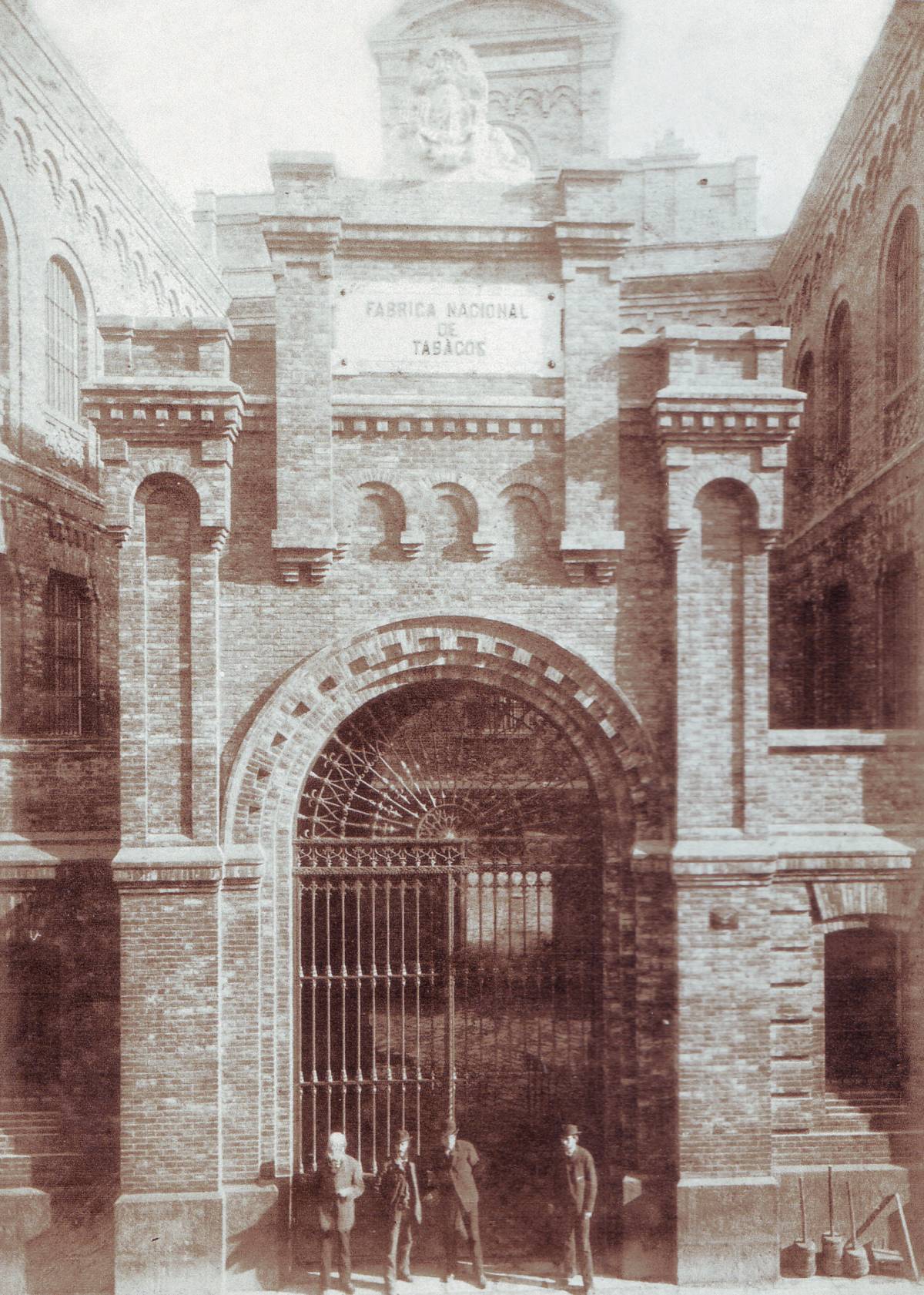 Fábrica de tabacos, portada principal de la fábrica, hacia 1885. Rafael Rocafull. - Fábrica de tabacos, portada principal de la fábrica, hacia 1885. Rafael Rocafull.