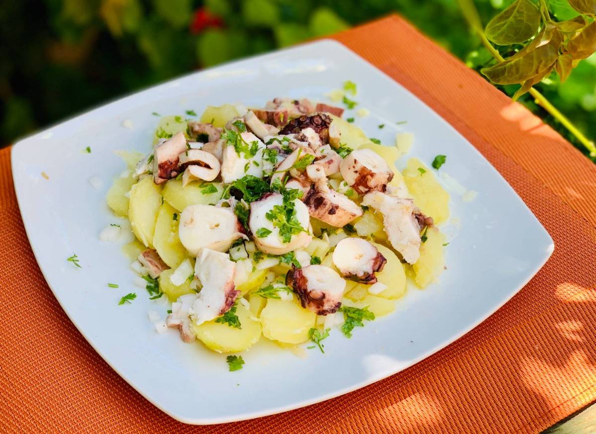 Receta de ensalada templada de pulpo con patatas, fresca, sencilla y llena de sabor 