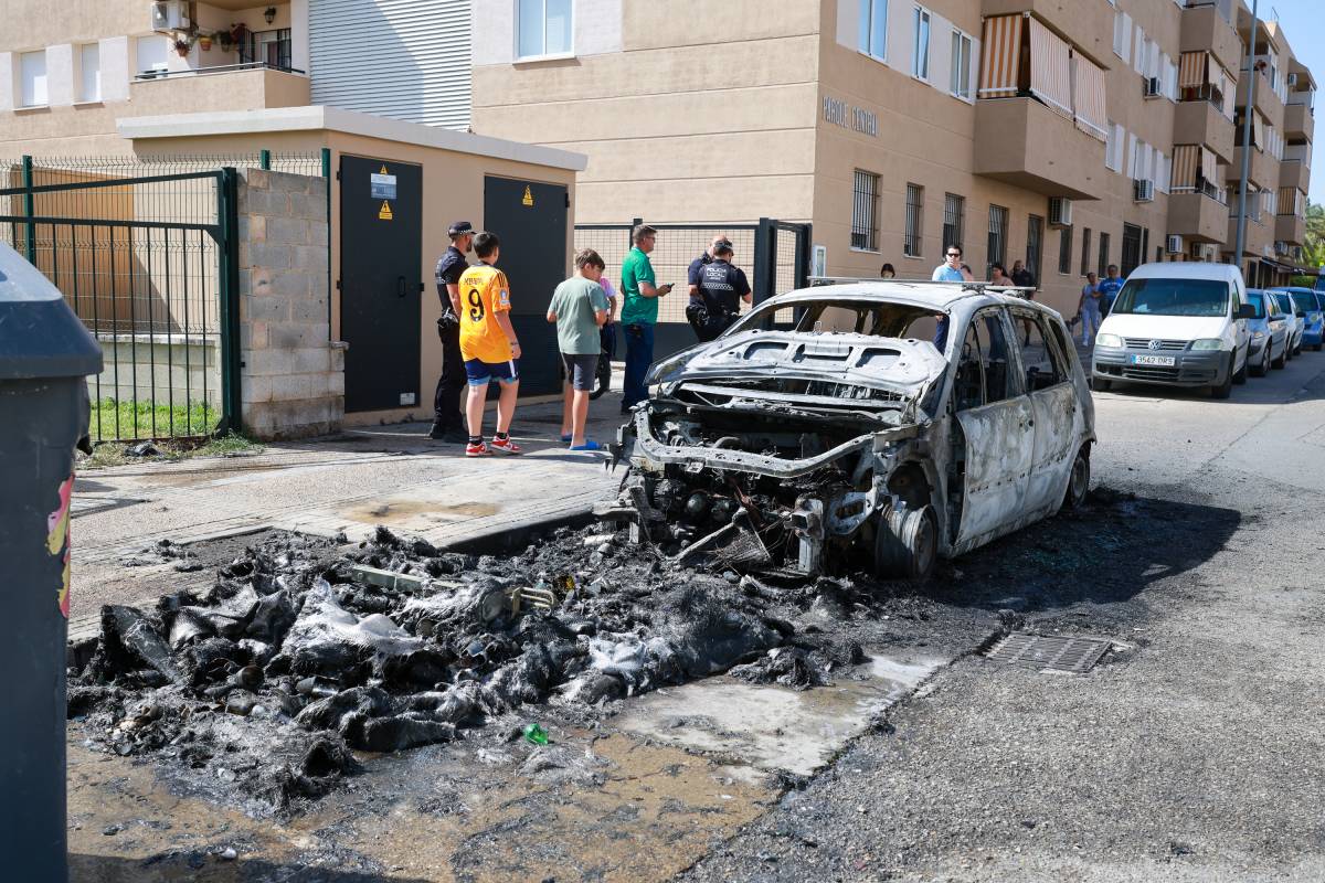 Un incendio provoca una humareda y fuerte olor a quemado en parte de la zona Sur de Jerez