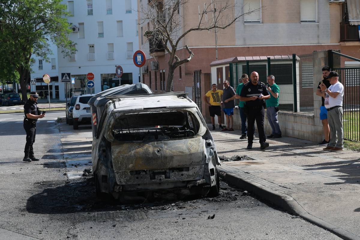 Incendio coche zona sur Jerez - JUAN CARLOS TORO Incendio coche zona sur Jerez
