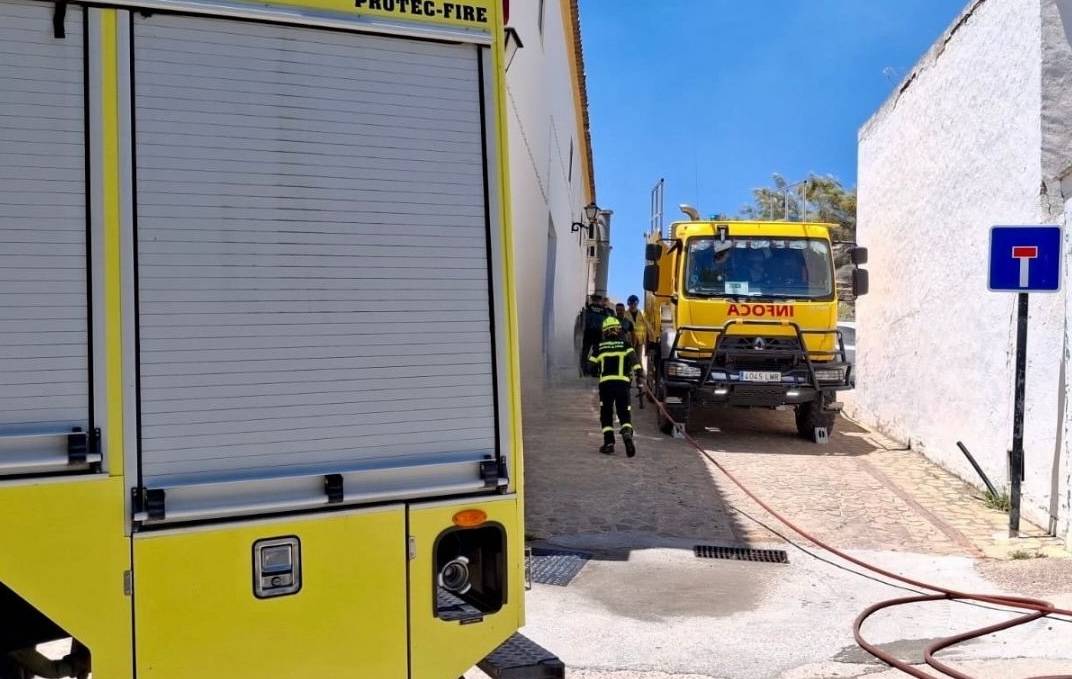 Confinan a los mayores de la residencia y rescatan animales tras un incendio de pastos en Zahara de la Sierra 