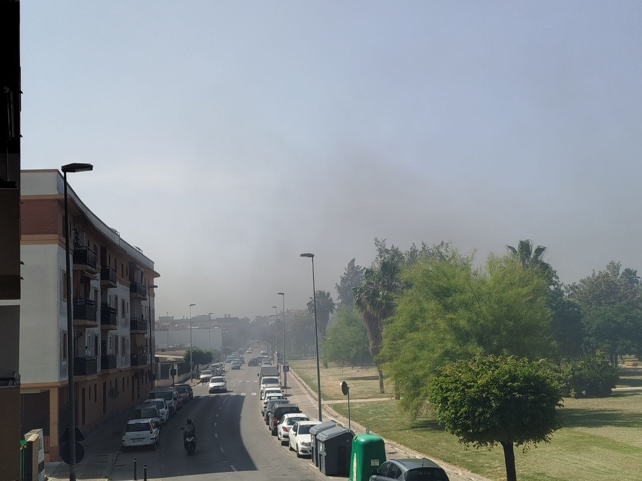 La humareda, desde el otro lado del parque de Puertas del Sur. - La humareda, desde el otro lado del parque de Puertas del Sur.