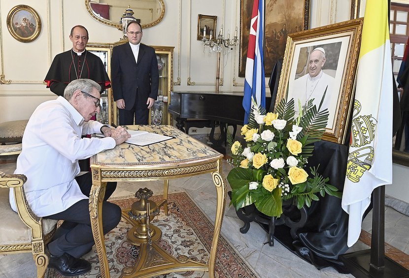 Raúl Castro firma el libro de condolencias por la muerte del Papa el pasado año - Raúl Castro firma el libro de condolencias por la muerte del Papa el pasado año