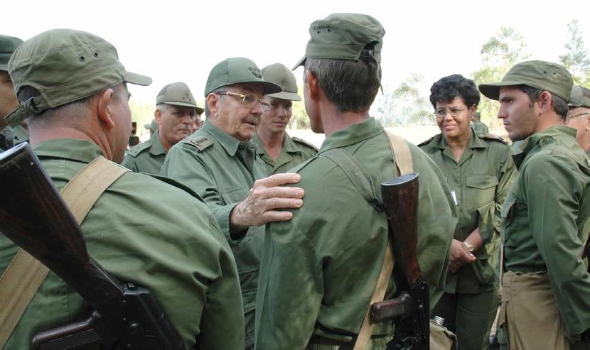 Raúl Castro, con militares cubanos. - Raúl Castro, con militares cubanos.