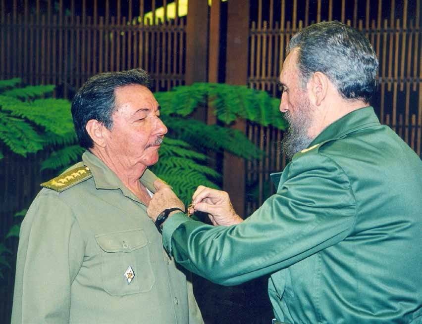 Raúl Castro, siendo condecorado por su hermano Fidel. - 