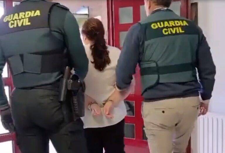 Una mujer pide limosna a un anciano de 93 años, ve que lleva dinero y regresa para tirarle al suelo y robarle la cartera