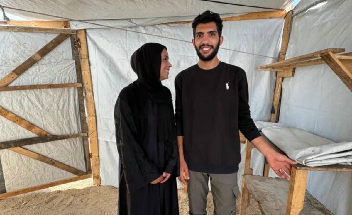 La pareja, Mohammad Ahliwty y Saja al-Masri, que se van a casar en unos días, se están preparando para su boda dentro de una tienda de campaña en un campamento de desplazados. - 