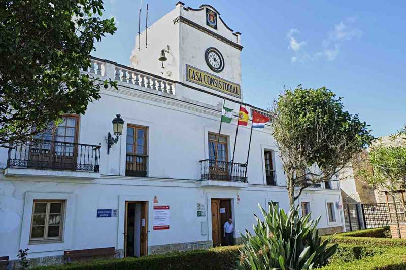 El detenido con gasolina en el Ayuntamiento de Tarifa llegó presuntamente a rociar a un funcionario de Urbanismo para quemarlo vivo