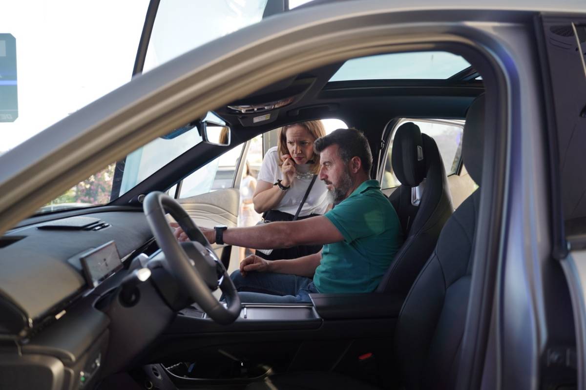 Los coches del futuro ya están en Omoda & Jaecoo en Jerez: híbridos enchufables, asientos con masajes “muy placenteros”