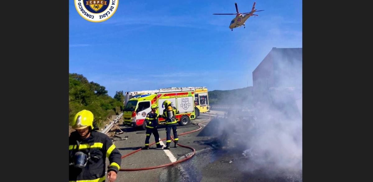 Un incendio de un tráiler provoca un corte en la autovía Jerez-Los Barrios: un conductor herido tras el choque de dos camiones