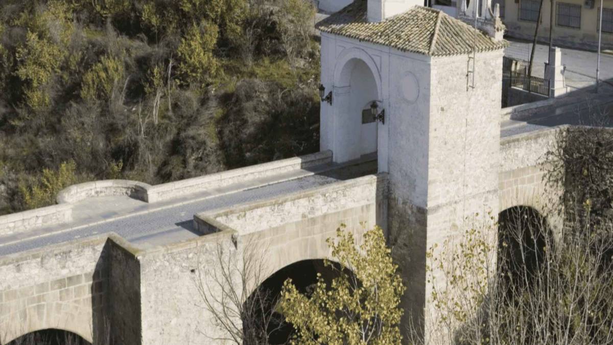 Un 'pino puente' acaba mal en Pinos Puente: rescatan a un joven tras una caída de 15 metros