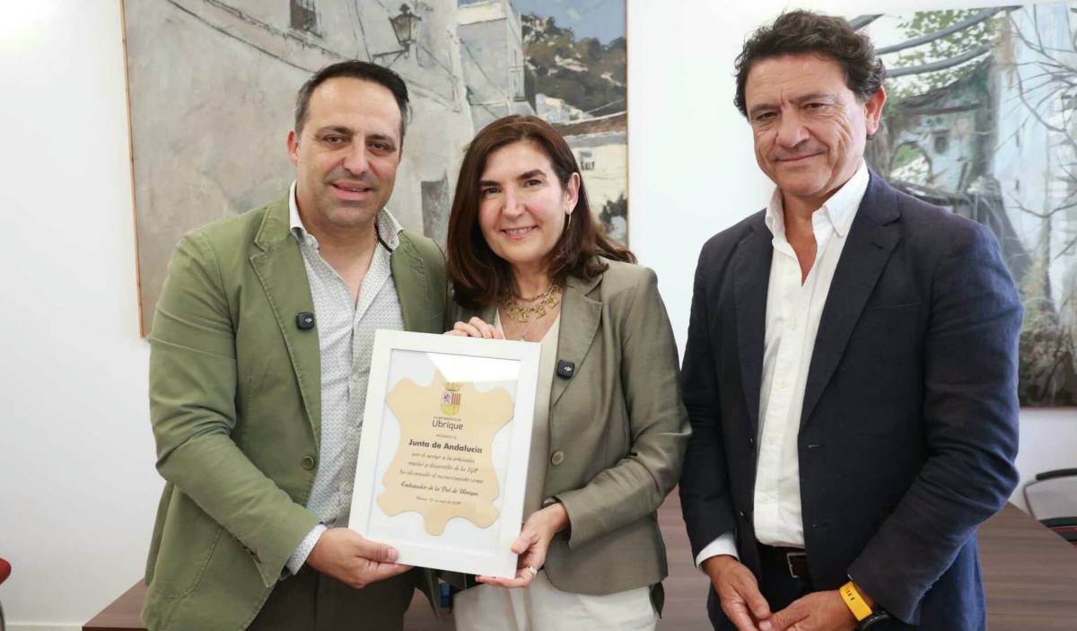 La piel de Ubrique se reivindica como motor económico con premios a Diputación y Junta