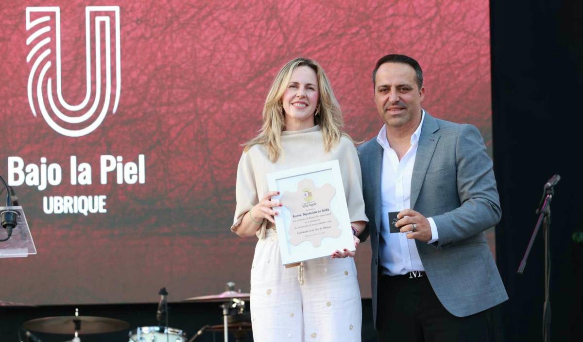 Diputación recibe el Premio `Embajadores de la piel de Ubrique` en el marco de la feria `Bajo la piel` - Diputación recibe el Premio `Embajadores de la piel de Ubrique` en el marco de la feria `Bajo la piel`
