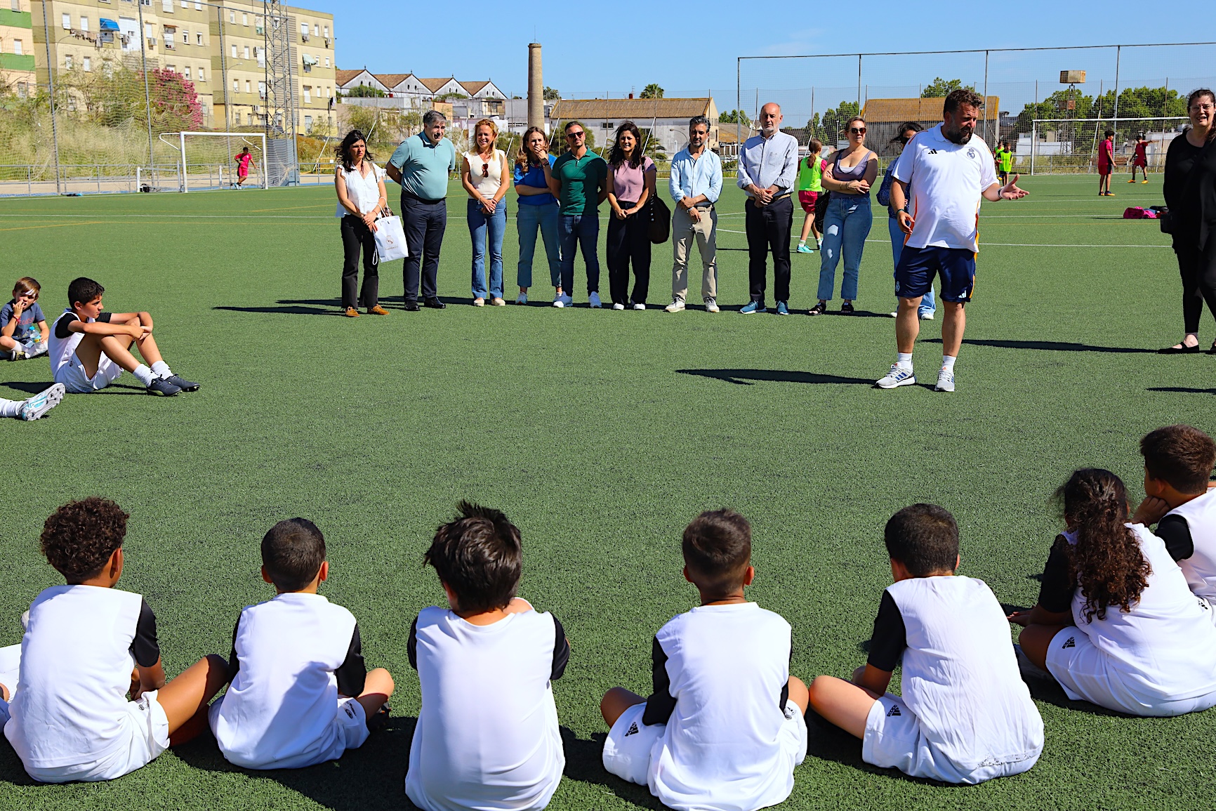 Un momento de la visita municipal a la escuela del Real Madrid en Picadueñas. - Un momento de la visita municipal a la escuela del Real Madrid en Picadueñas.