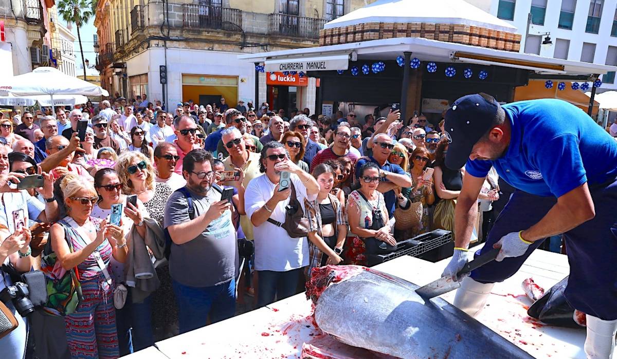 Así ha sido el espectacular ronqueo del atún en la Plaza de Jerez, un show culinario de primer nivel por la Capital Gastronómica