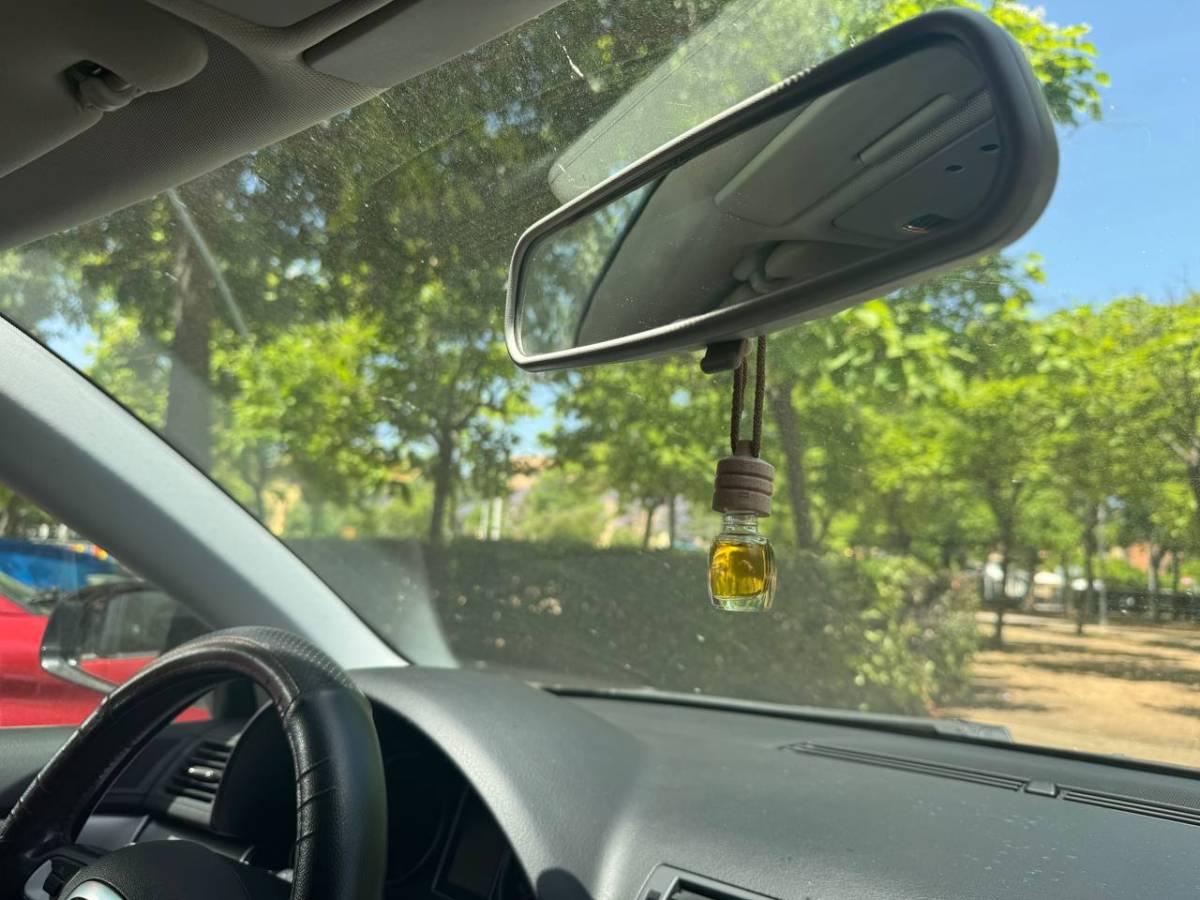 ¿Puedes colgar objetos en el retrovisor? ¿Y para pasar la ITV? Esto dicen desde una famosa autoescuela