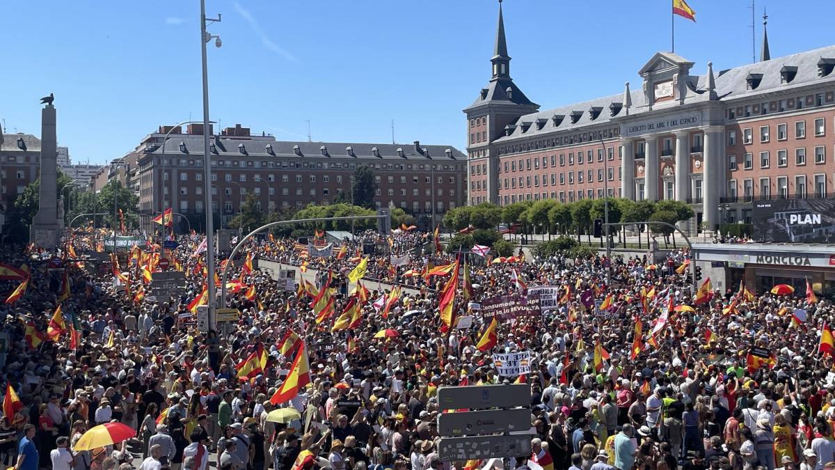 Una manifestación pide en Madrid la dimisión de Pedro Sánchez y la entrada en la cárcel de Zapatero
