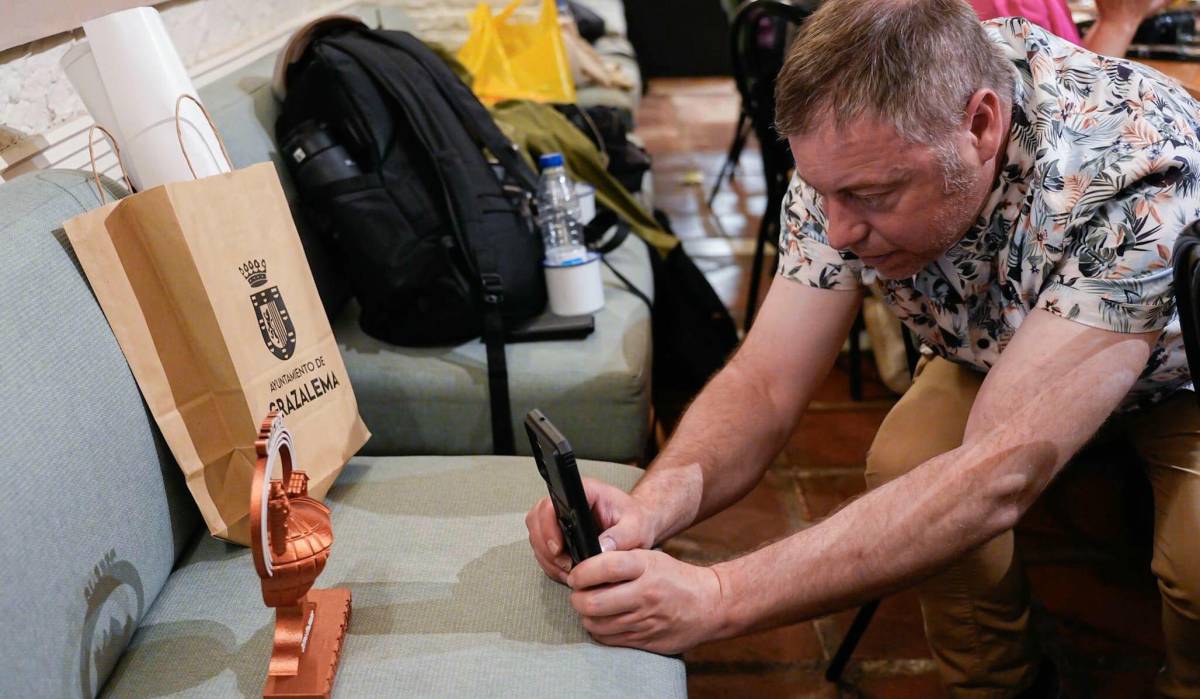 Un miembro del congreso realizando una fotografía al detalle entregado por Grazalema - Un miembro del congreso realizando una fotografía al detalle entregado por Grazalema