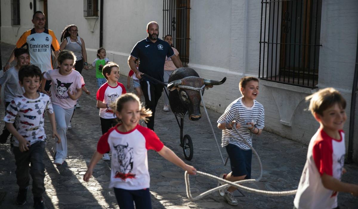 Niños y niñas disfrutando en Grazalema del tradicional juego del toro - Niños y niñas disfrutando en Grazalema del tradicional juego del toro