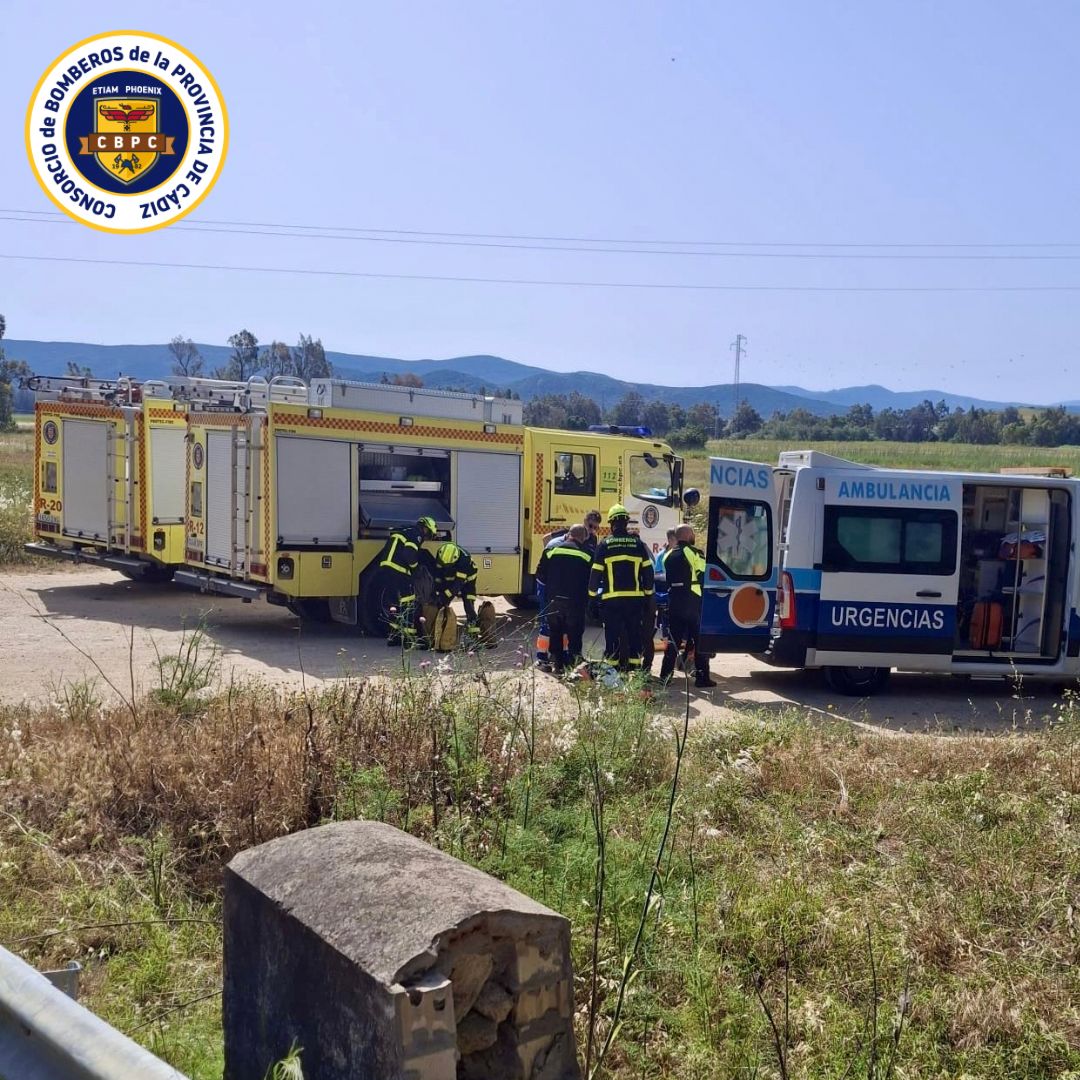 El despliegue de bomberos y sanitarios. - El despliegue de bomberos y sanitarios.