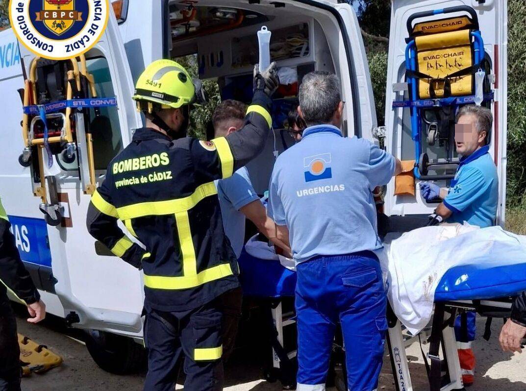 Una motorista se sale de la carretera y cae al río Barbate: rescate con cuerdas y traslado en helicóptero