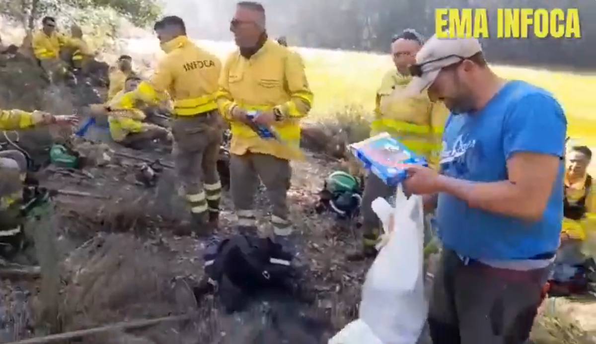 El gesto que emociona al Infoca tras una tarde de fuego y calor en Granada: helados y bebidas frías para los bomberos