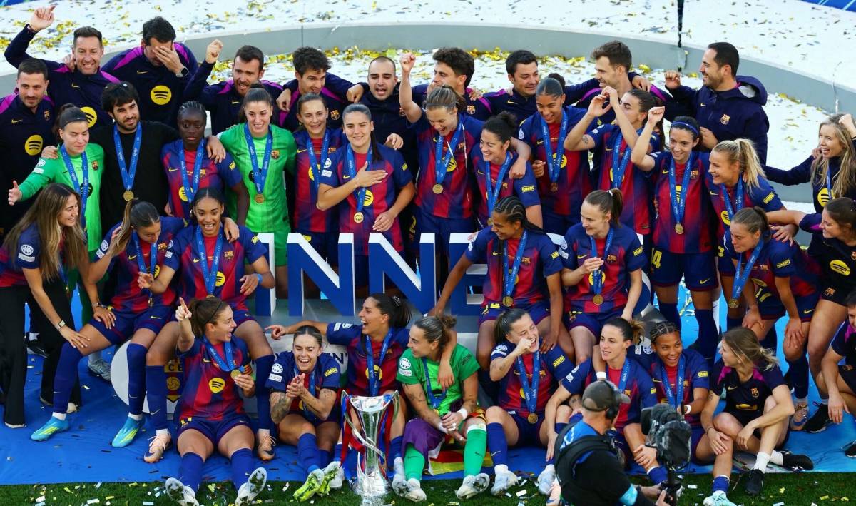 Jugadoras y cuerpo técnico durante la celebración del cuarto título de Champions para el FC Barcelona femenino - Jugadoras y cuerpo técnico durante la celebración del cuarto título de Champions para el FC Barcelona femenino