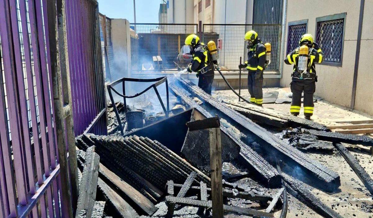 Susto en Cádiz: arden vigas de madera y un contenedor en una nave de carpintería en El Trocadero