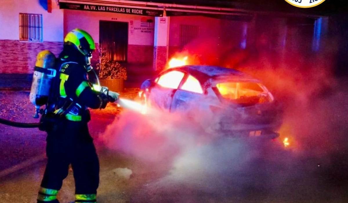 Las llamas devoran un vehículo en Conil a primera hora de la mañana
