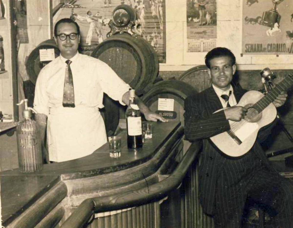 Carrera y Palmita en el Bar Jerez, años cincuenta. Archivo del autor. - Carrera y Palmita en el Bar Jerez, años cincuenta. Archivo del autor.