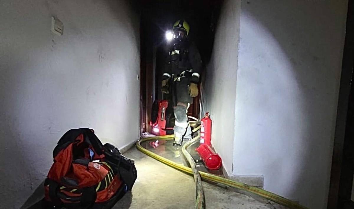 Trabajos de extinción en una vivienda en Estepona. - Trabajos de extinción en una vivienda en Estepona.