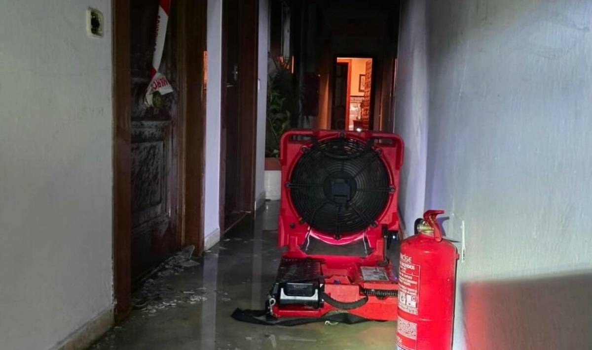 Trabajos de extinción en una vivienda en Estepona. - Trabajos de extinción en una vivienda en Estepona.