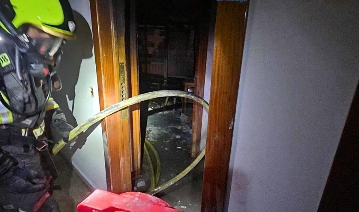 Madrugada de fuego en un bloque en Estepona: cuatro afectados y una vivienda totalmente calcinada