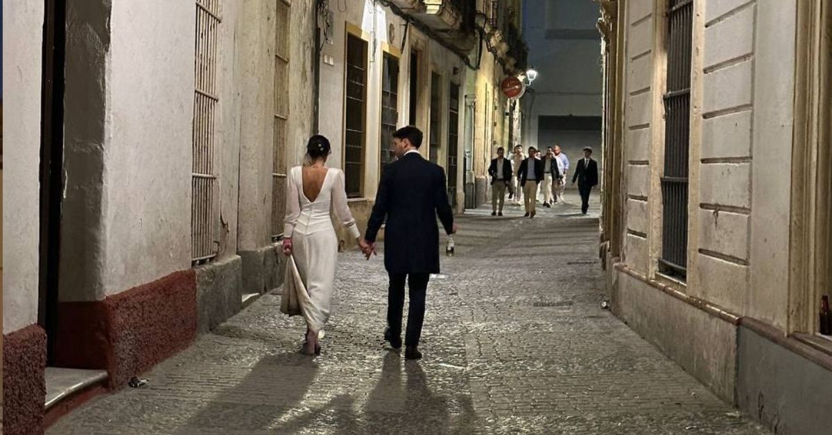La imagen de la pareja de recién casados paseando por el centro de Jerez el sábado de la Magna Mariana. - 