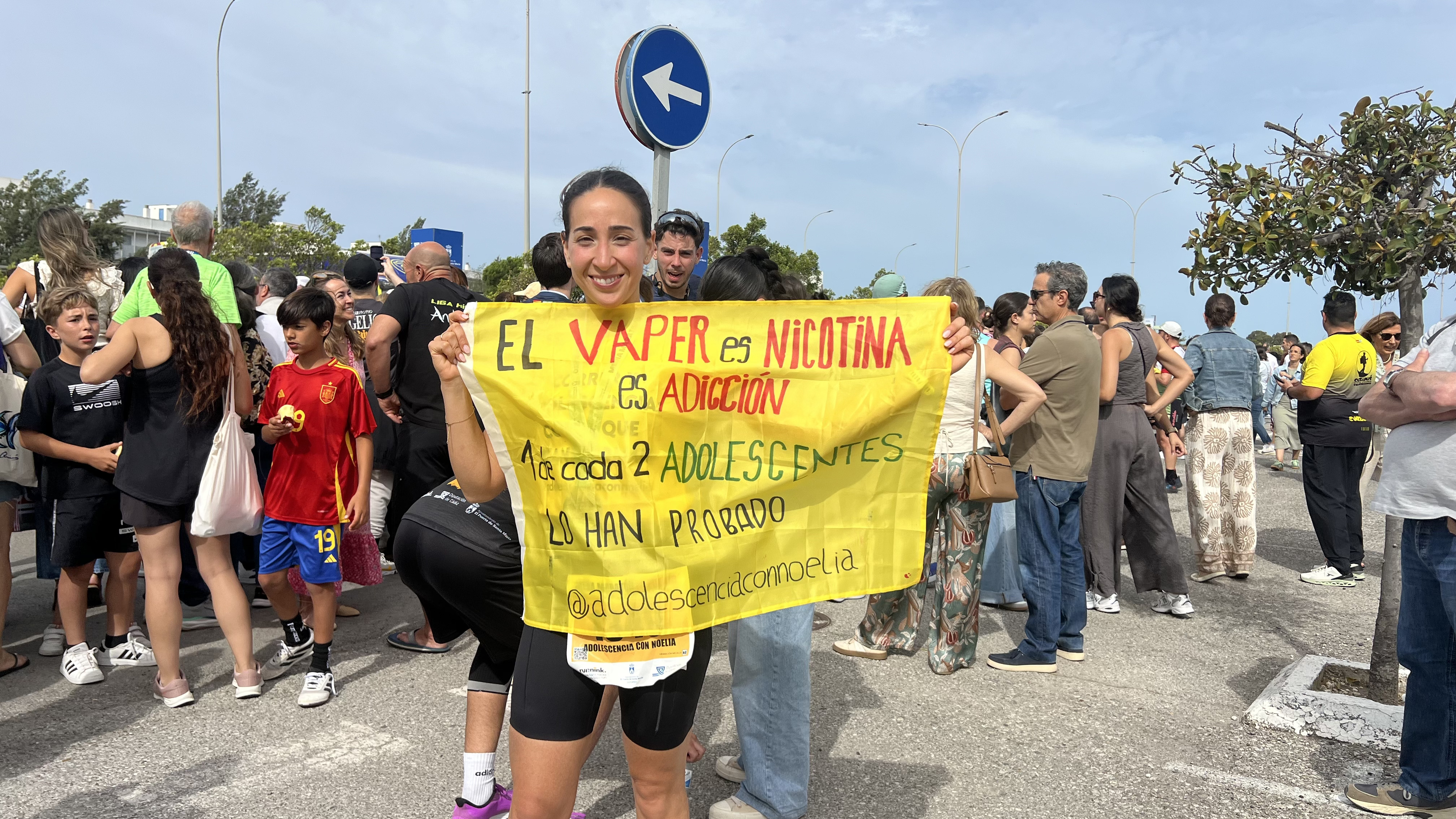 Noelia, con uno de los carteles que ha portado en El Puerto.