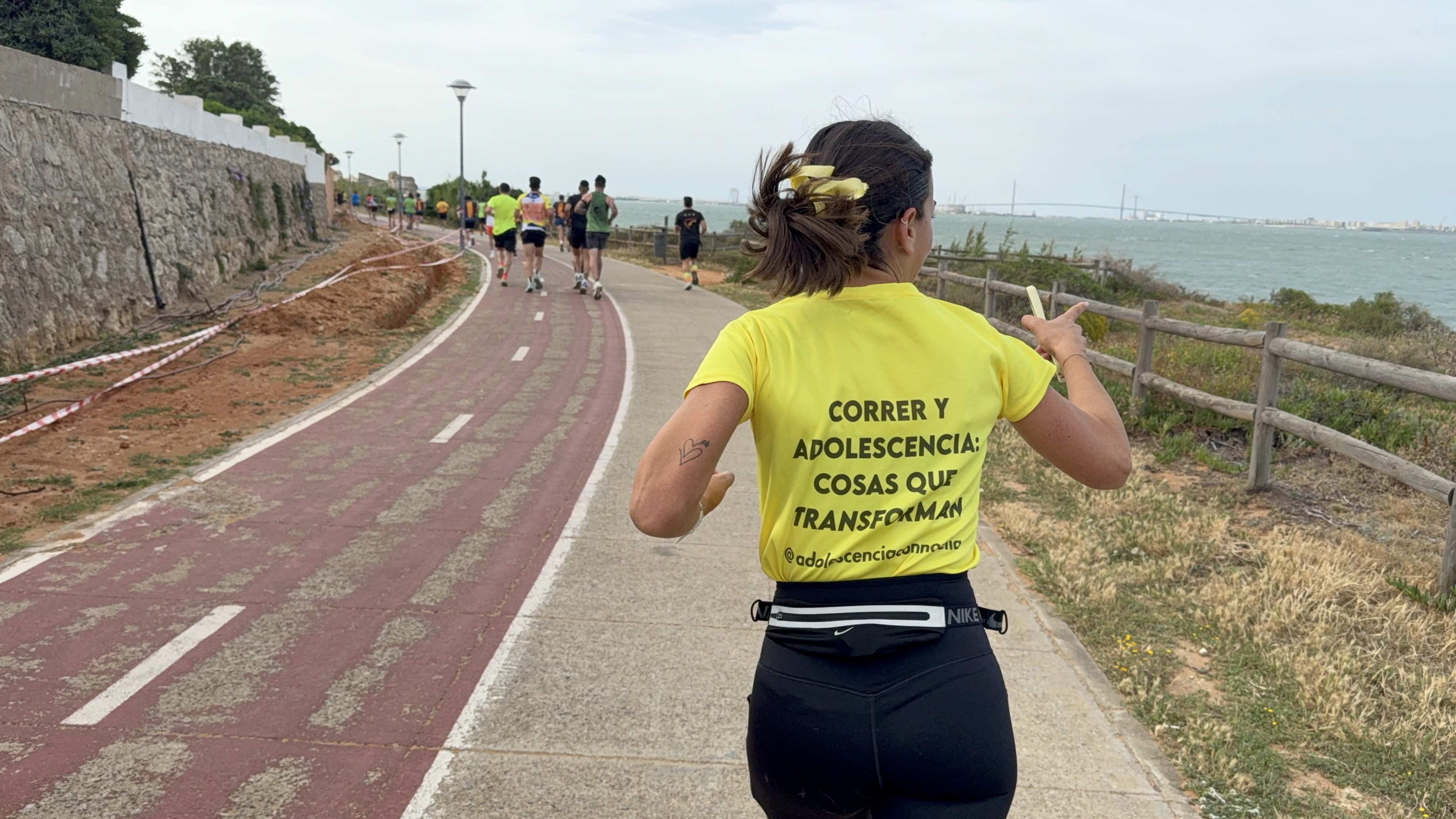 La profesora, con el lema en su camiseta mientras corre por El Puerto.