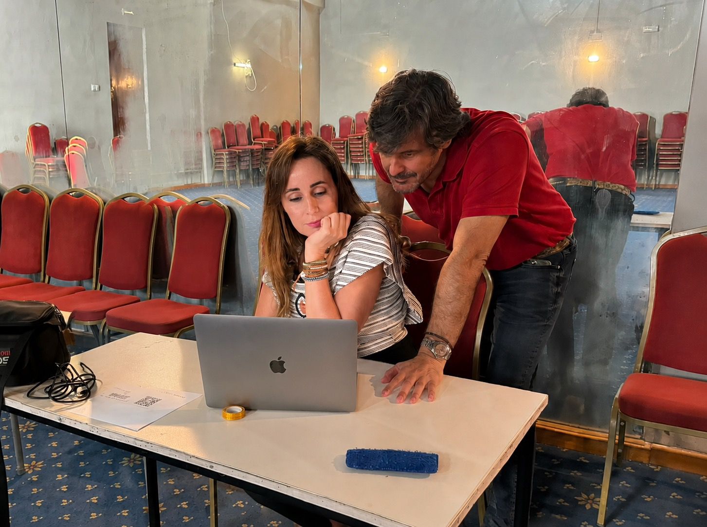 Marcos Ruiz y Marta Navarro, trabajando en el rodaje de `Tres Pétalos`.