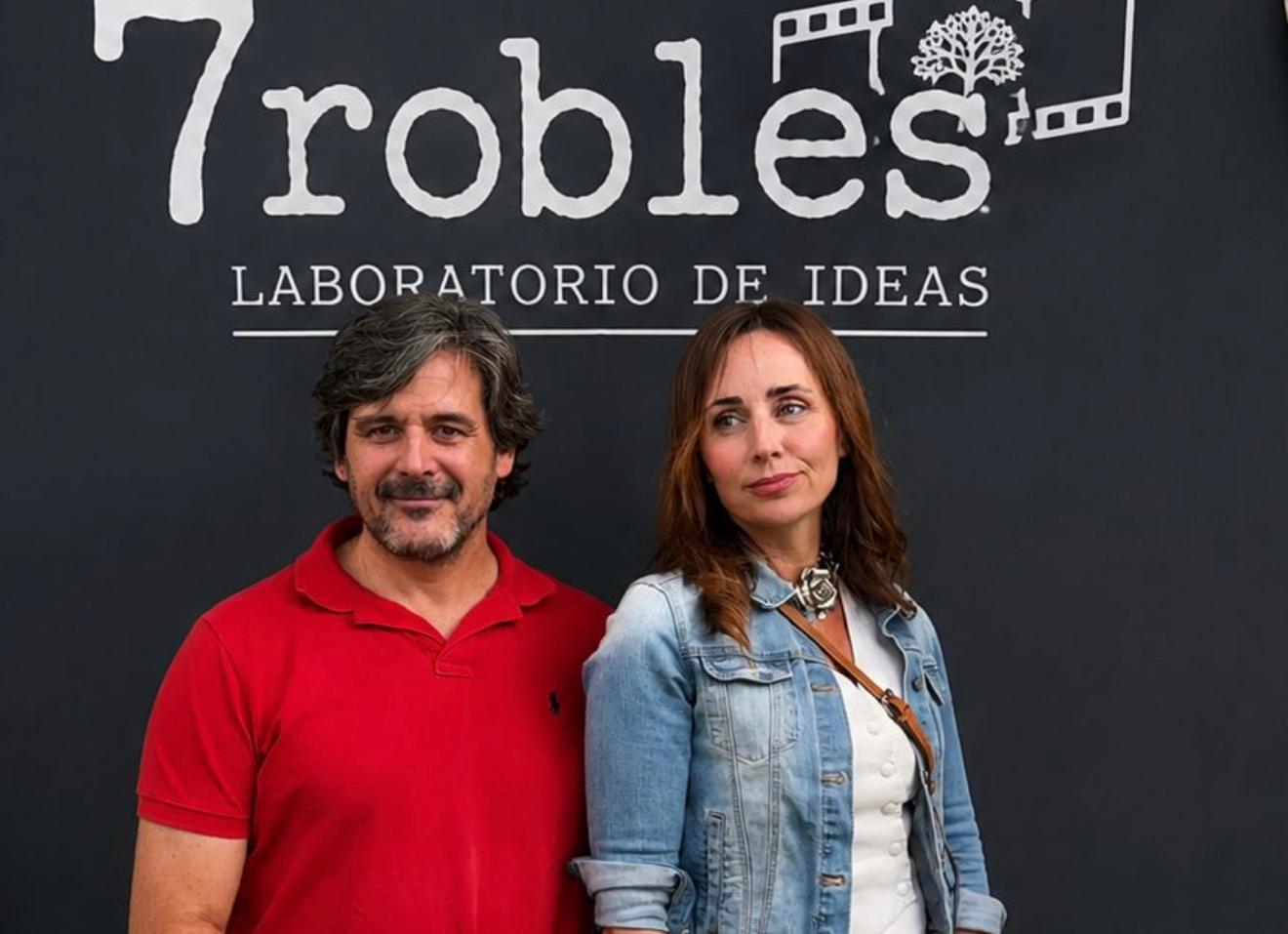 Marcos Ruiz y Marta Navarro, posando ante el rótulo de la productora.