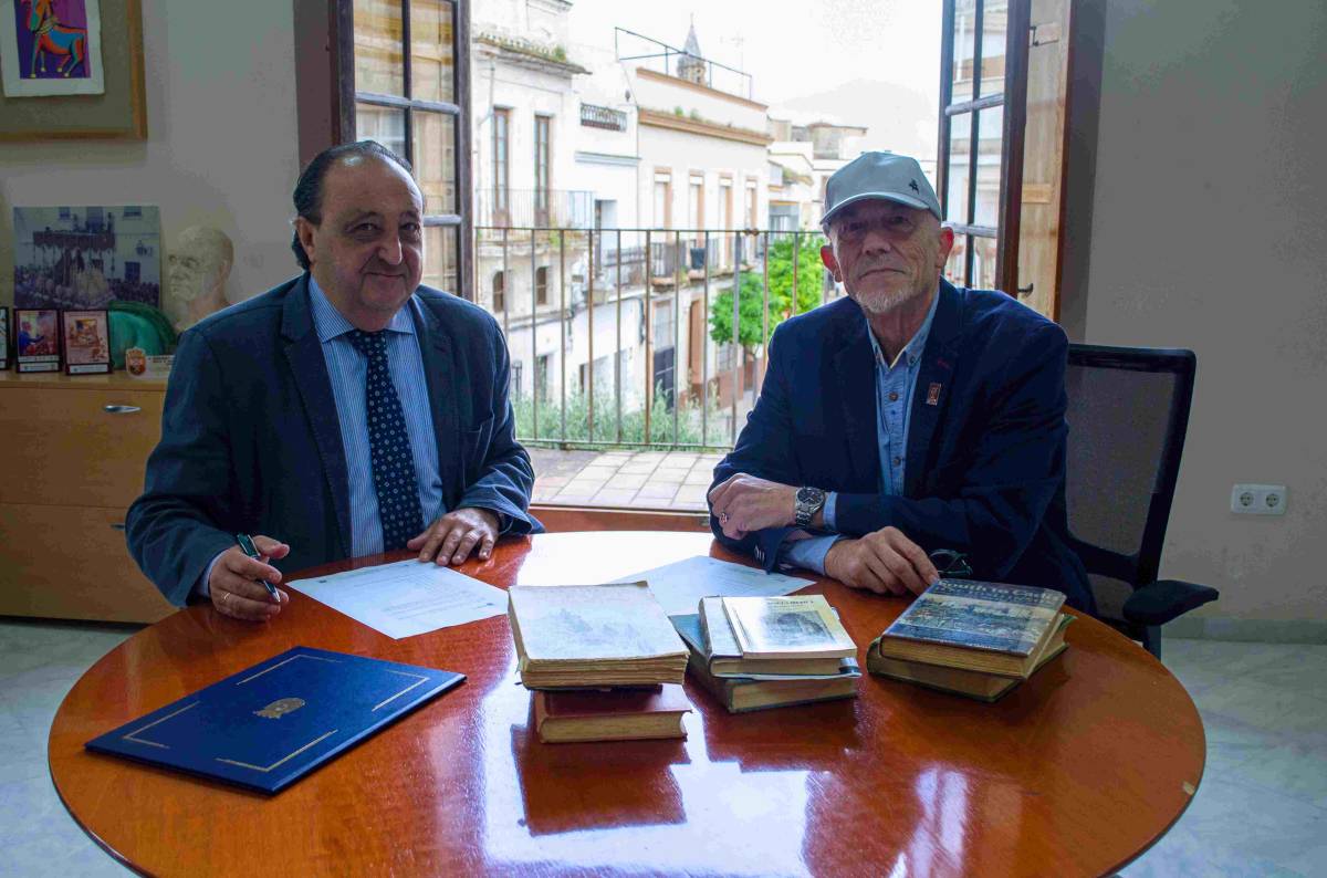 El investigador y académico José Luis Jiménez García dona a Jerez una importante colección de libros y documentos de gran valor