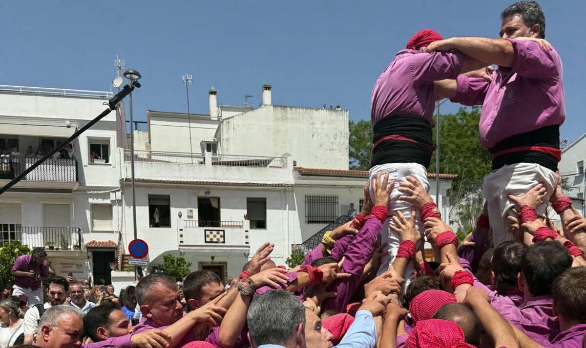Ubrique e Igualada se unen levantando torres humanas: una imagen histórica de fuerza colectiva - Ubrique e Igualada se unen levantando torres humanas: una imagen histórica de fuerza colectiva