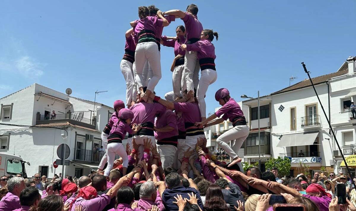 Ubrique e Igualada se unen levantando torres humanas: una imagen histórica de fuerza colectiva - Ubrique e Igualada se unen levantando torres humanas: una imagen histórica de fuerza colectiva