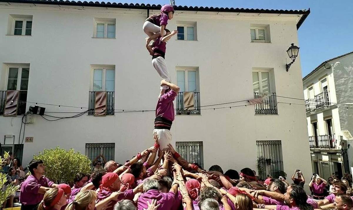 La espectacular tradición catalana que ha tomado Ubrique: torres humanas en plena Feria de la Piel