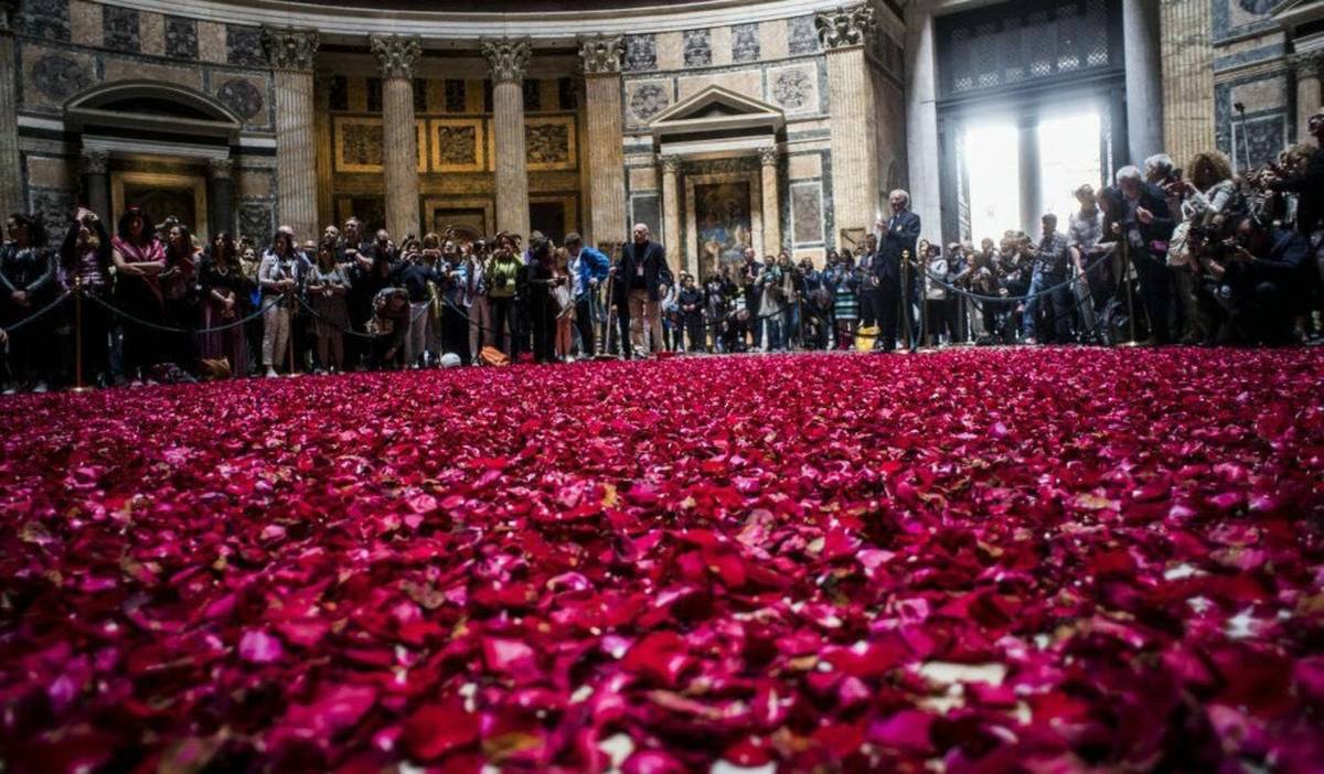 Miles de pétalos caen desde la cúpula del Panteón: Roma revive su ceremonia más emocionante por Pentecostés