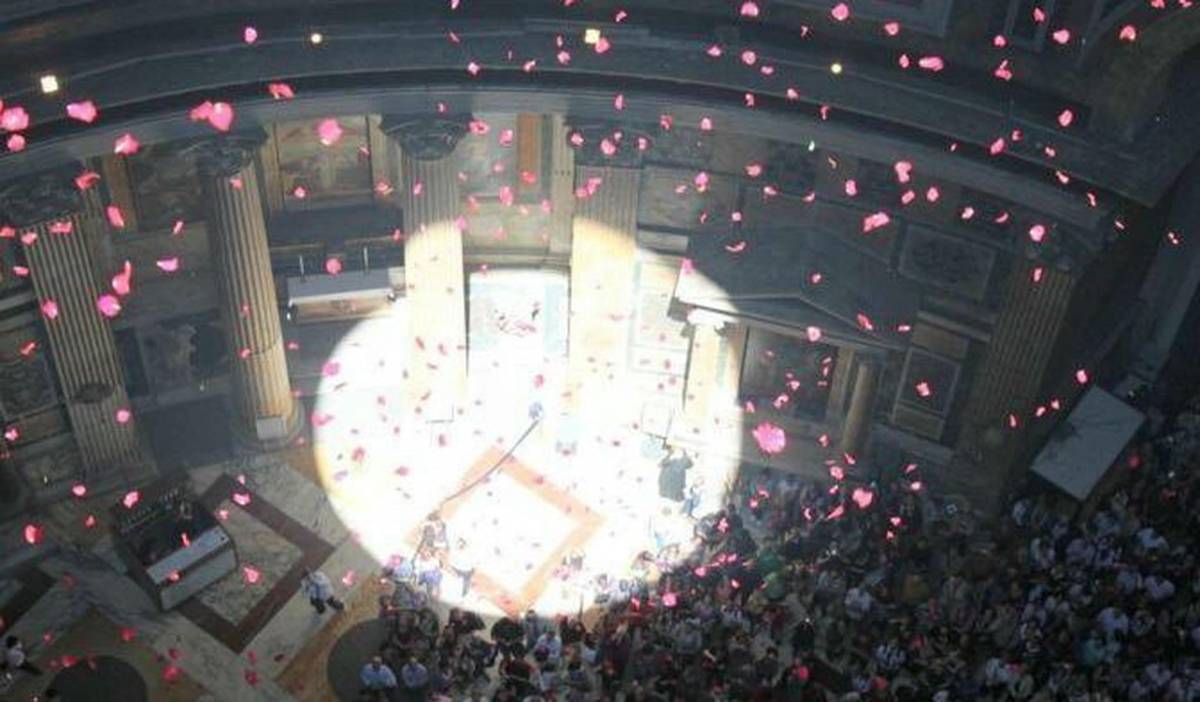 Con 40 metros de altura y previo a la celebración de Pentecostés, se lanzan miles de pétalos rojos en el Panteón de Roma - Con 40 metros de altura y previo a la celebración de Pentecostés, se lanzan miles de pétalos rojos en el Panteón de Roma
