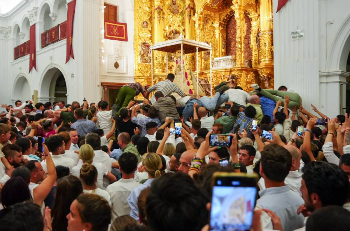 La Virgen del Rocío procesiona por la aldea tras el salto de la reja. - REYNA La Virgen del Rocío procesiona por la aldea tras el salto de la reja.